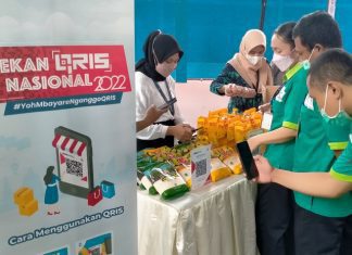 Masyarakat melakukan scan QRIS