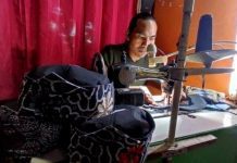 Muhadi saat menjahit peci blangkon